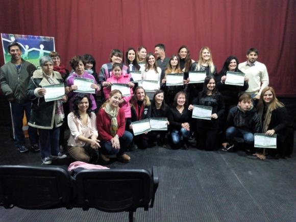 Entrega de certificados tras finalizar el curso de Lenguaje de Señas