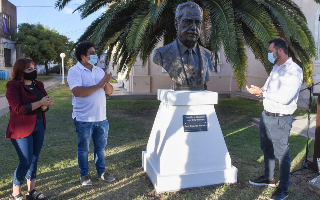 El intendente participó del acto de descubrimiento del busto de Raúl Alfonsín