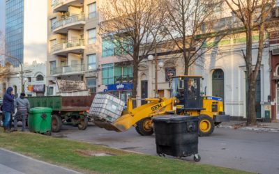 Servicios Públicos: tareas de limpieza en la plaza San Martín