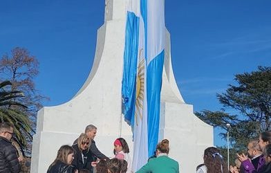 Golía encabezó el acto de Jura a la Bandera en Plaza Belgrano