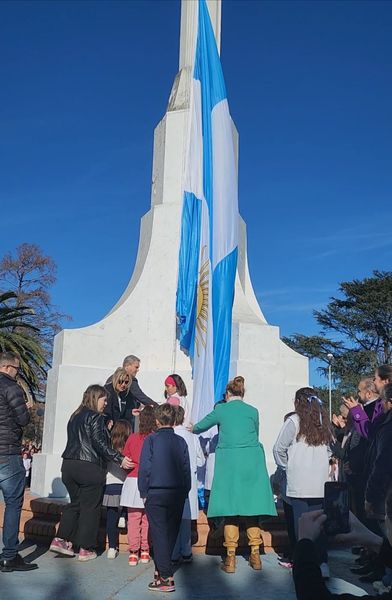 Golía encabezó el acto de Jura a la Bandera en Plaza Belgrano