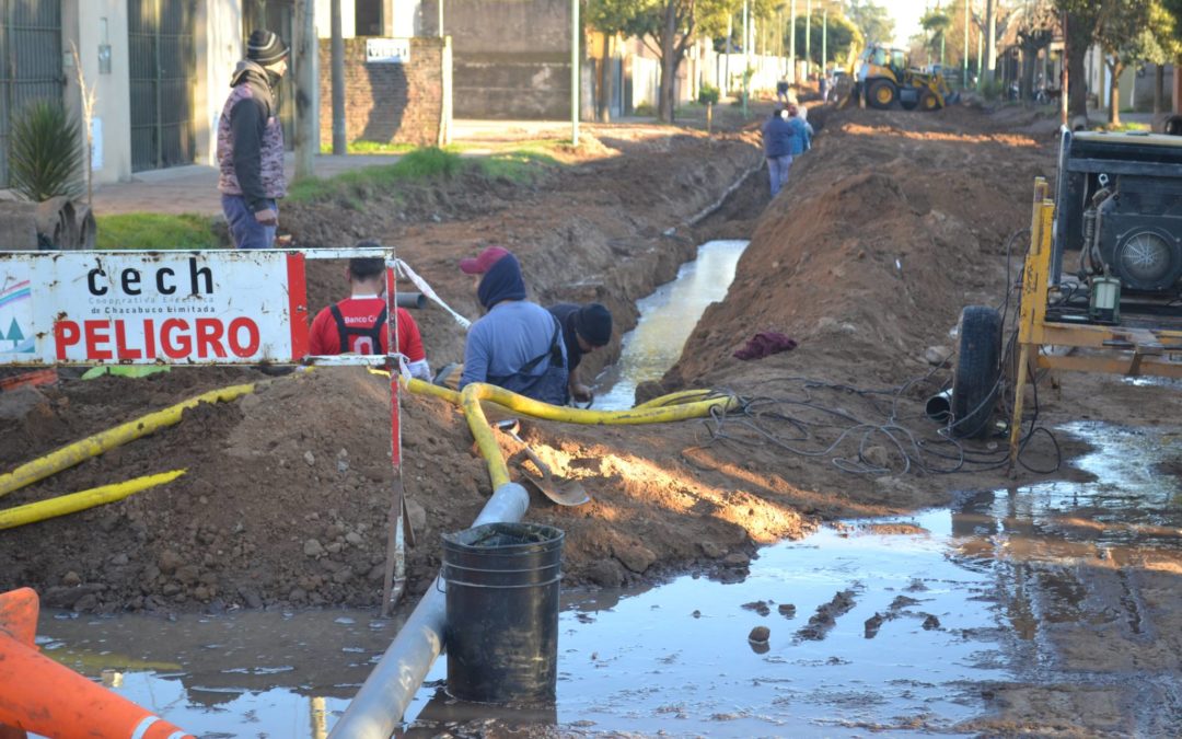 Continúan los trabajos de adecuación de red de agua en la obra de pavimentación de calle Uspallata