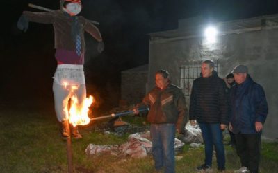 Golía encabezó la ceremonia de quema de muñecos en honor a San Juan, San Pablo y San Pedro