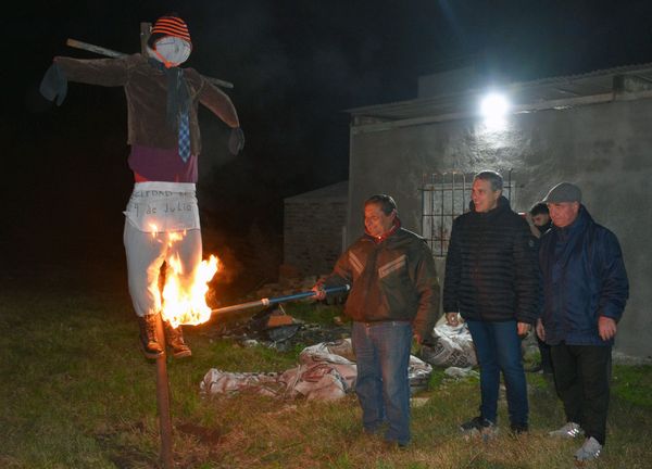 Golía encabezó la ceremonia de quema de muñecos en honor a San Juan, San Pablo y San Pedro