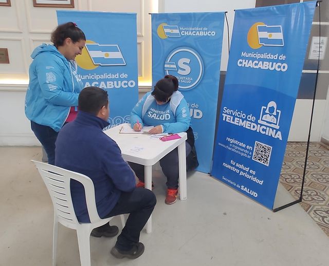 La campaña para cargar la aplicación del Servicio de Telemedicina gratuita estuvo en el Palacio Municipal