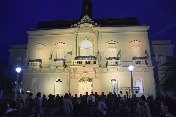 El Municipio se iluminó de amarillo en una campaña para la prevención del suicidio