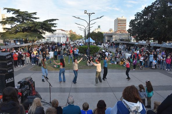 Gran concurrencia a una nueva jornada de Feria y actividades artísticas en la Plaza San Martín