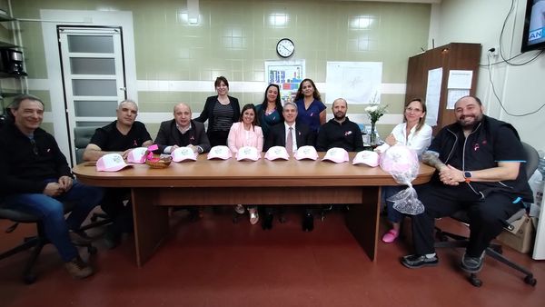 Concientización del cáncer de mama: Golía y ALCEC entregaron gorras de cara a la caminata del 19 de octubre