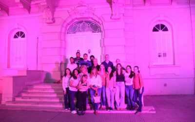 El Municipio se iluminó de rosa en el mes de concientización del Cáncer de Mama