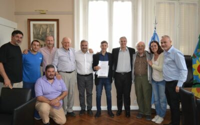 Golía entregó un reconocimiento al cantor de tango Marcelo Tomasini, ganador del Magaldi de Platino 2024