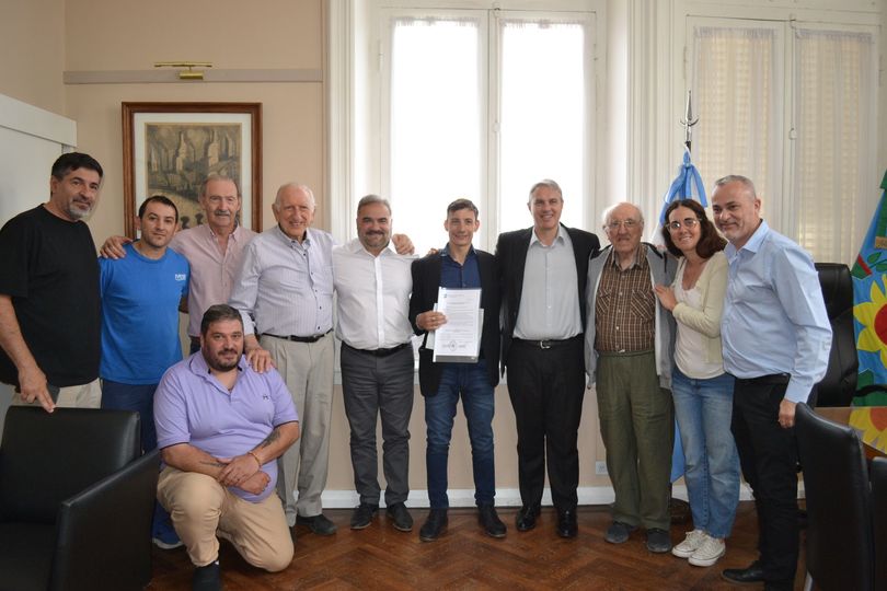 Golía entregó un reconocimiento al cantor de tango Marcelo Tomasini, ganador del Magaldi de Platino 2024