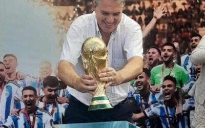 Golía presentó la Copa del Mundo frente al Palacio Municipal