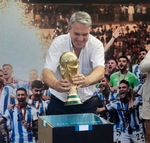 Golía presentó la Copa del Mundo frente al Palacio Municipal