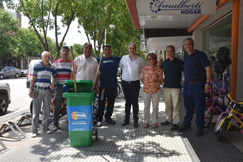 Volvió el servicio de mantenimiento y embellecimiento de la Av. Alsina