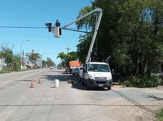 Colocación de un nuevo semáforo en el acceso Elguea Román