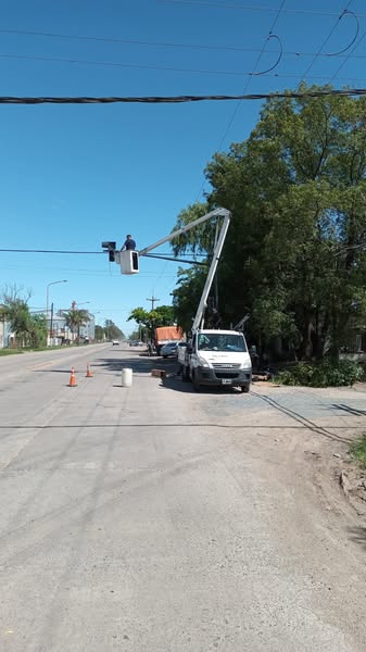 Colocación de un nuevo semáforo en el acceso Elguea Román