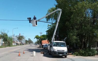 Colocación de un nuevo semáforo en el acceso Elguea Román