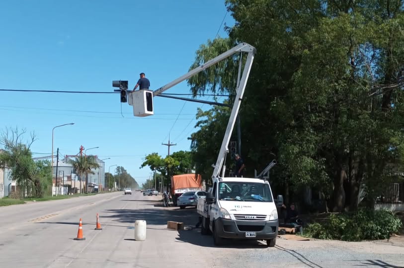 Colocación de un nuevo semáforo en el acceso Elguea Román