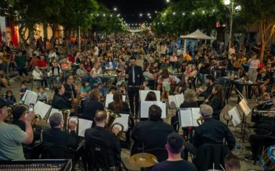 El Dr. Rubén Darío Golia, encabezó la apertura de la peatonal junto a funcionarios y a la Subsecretaria de Cultura, julieta Pederzoli, con lleno total la primera cuadra de la avenida Alsina. Donde se monto un escenatio con la actuacion de la Banda «Bimbo