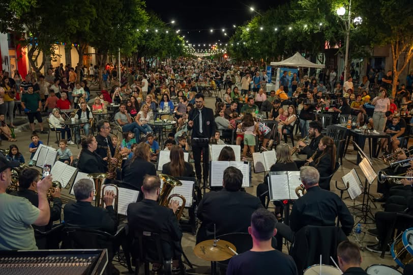 El Dr. Rubén Darío Golia, encabezó la apertura de la peatonal junto a funcionarios y a la Subsecretaria de Cultura, julieta Pederzoli, con lleno total la primera cuadra de la avenida Alsina. Donde se monto un escenatio con la actuacion de la Banda «Bimbo