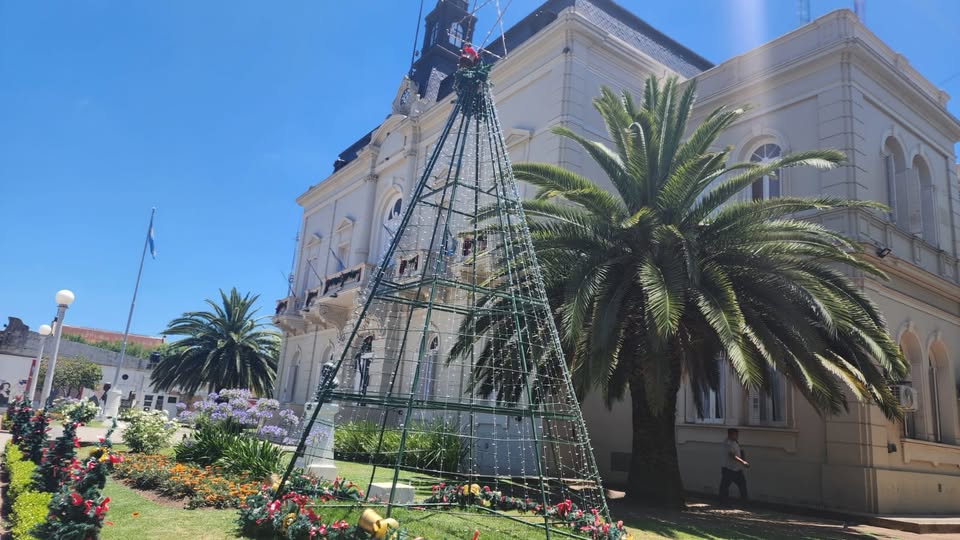 Horario de verano (enero) la atención al público en el palacio municipal es de 08:00 a 12:00 horas