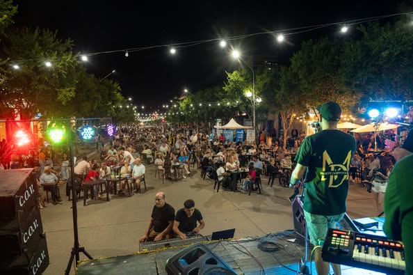 Pederzoli y Golía trabajan para que las vecinas y vecinos disfruten de espectáculos gratis al aire libre