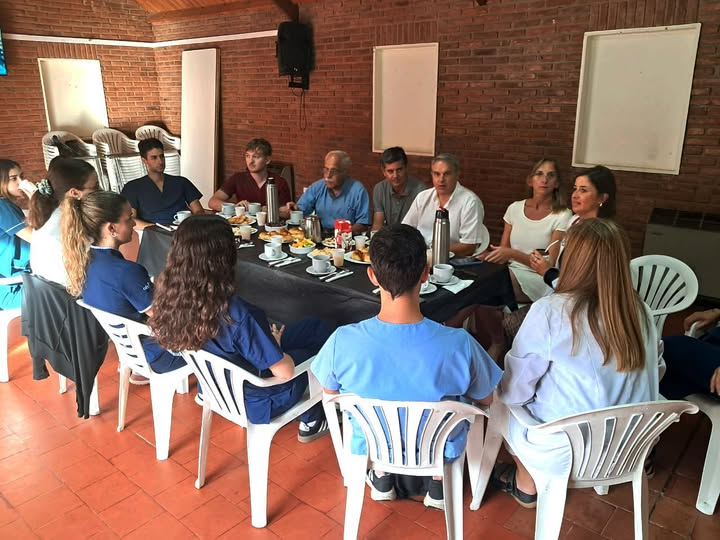 Desayuno con estudiantes de Medicina y médicos en Práctica Final Obligatoria en el Hospital Municipal