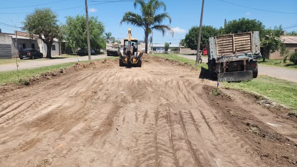 Avanza la construcción de tres playones de juegos con pisos acolchados más iluminación LED en plazoletas de barrios “San Antonio” y “Solidaridad”