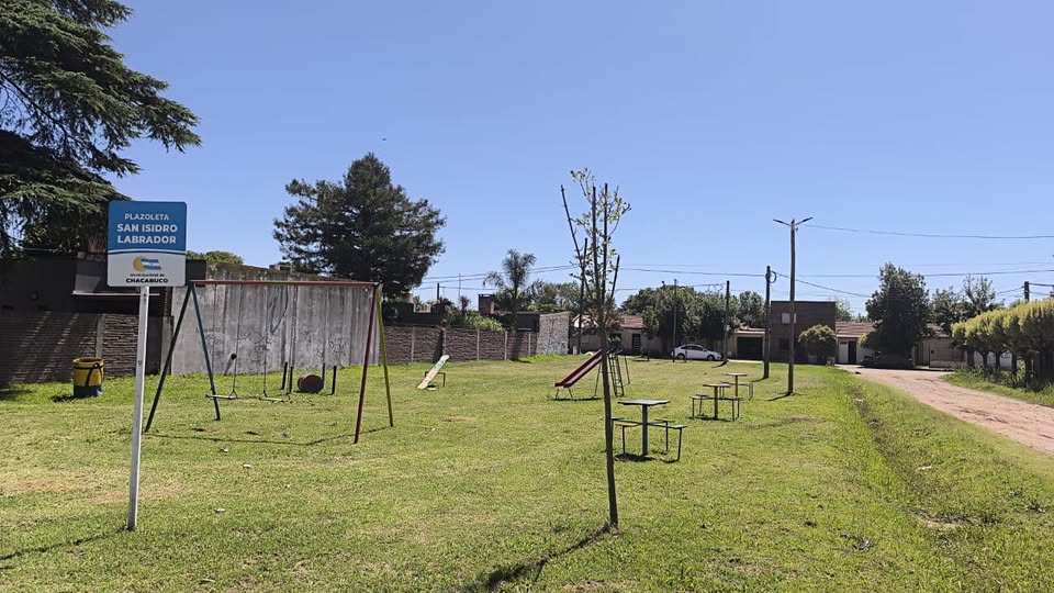 Una plazoleta más que se ilumina en el marco “Iluminá tu plaza, Plantá Futuro”