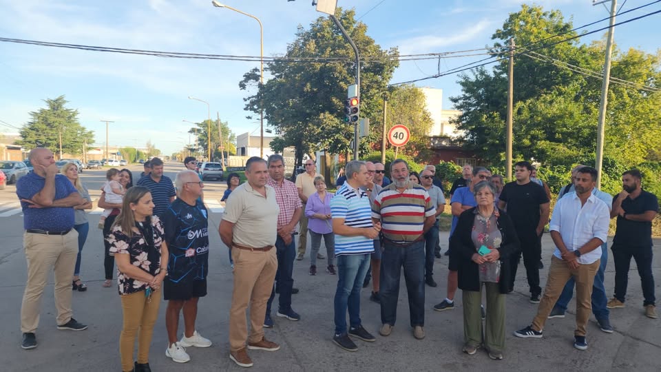 Golía encabezó la inauguración de nuevos semáforos en el Acceso Elguea Román