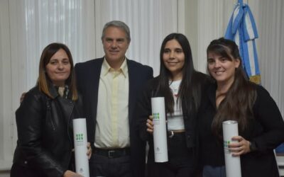Golía recibió e hizo entrega de sus diplomas a egresadas de la UNAHUR