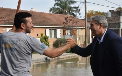 El Dr. Rubén Darío Golía saluda a los trabajadores en su día