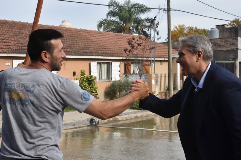 El Dr. Rubén Darío Golía saluda a los trabajadores en su día