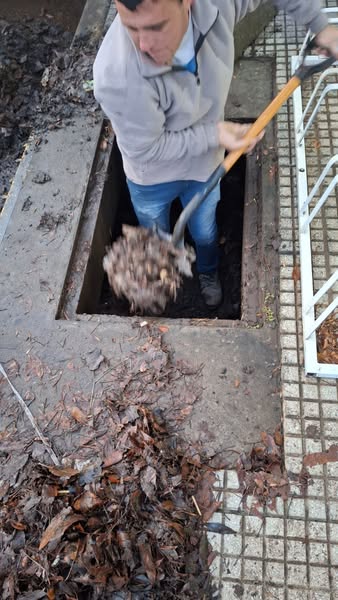 Servicios Públicos trabaja en la limpieza de bocas de tormenta