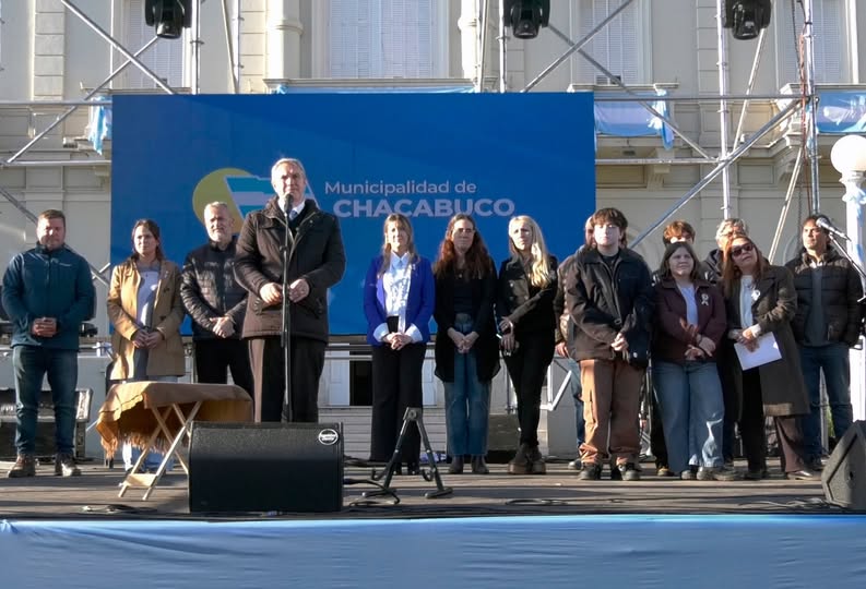 Golía encabezó el cierre de los festejos patrios con un emotivo homenaje a Haroldo Conti