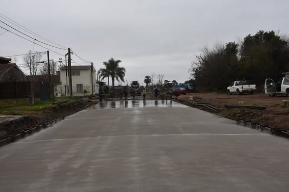 Comenzó la pavimentación de calle San Martín entre Cerrito y Aristóbulo del Valle