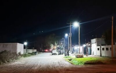 Se colocaron dos nuevas cuadras de luminarias LED en Domínguez entre Insiarte y Vidal