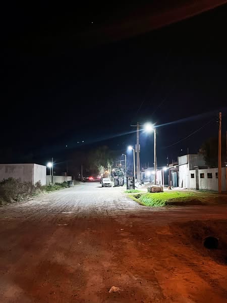 Se colocaron dos nuevas cuadras de luminarias LED en Domínguez entre Insiarte y Vidal