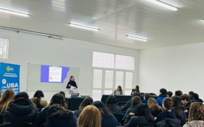 Charla sobre ansiedad pre parcial y organización en el aula magna del Centro Universitario en el Chacabuco