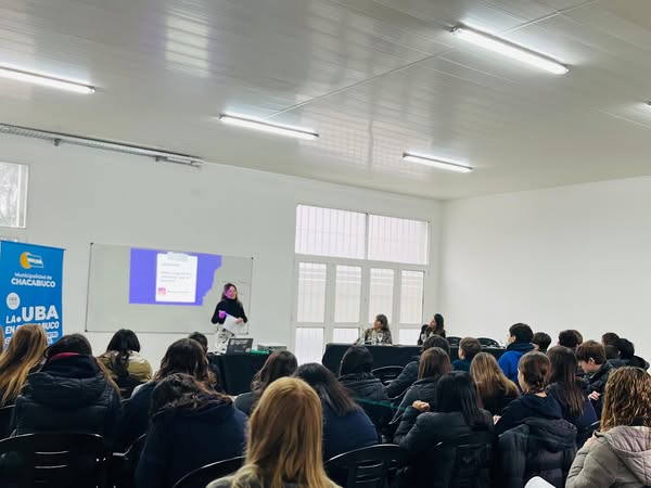 Charla sobre ansiedad pre parcial y organización en el aula magna del Centro Universitario en el Chacabuco