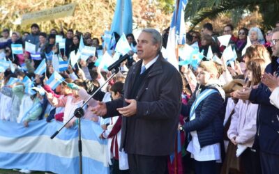 Alumnos y alumnas de 4to año de primaria juraron a la Bandera en Plaza Belgrano