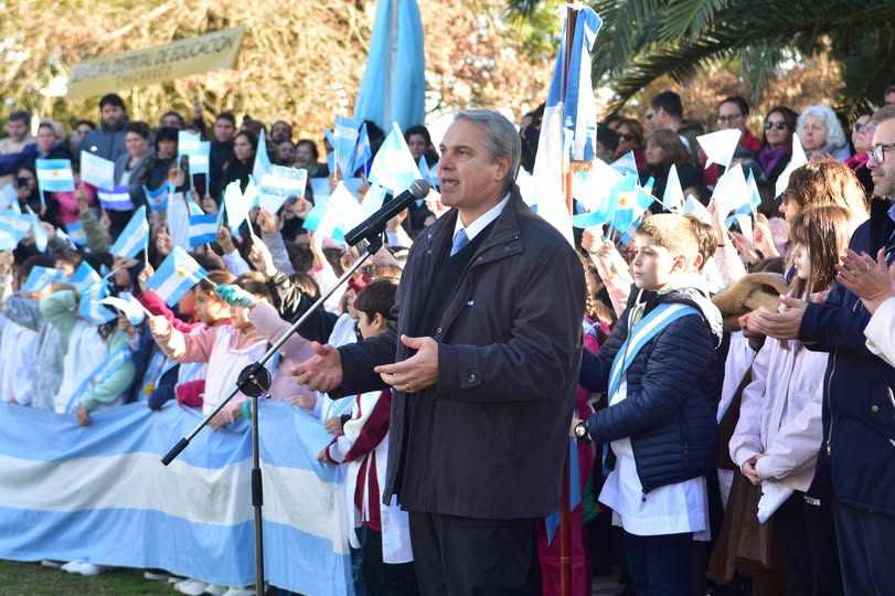 Alumnos y alumnas de 4to año de primaria juraron a la Bandera en Plaza Belgrano