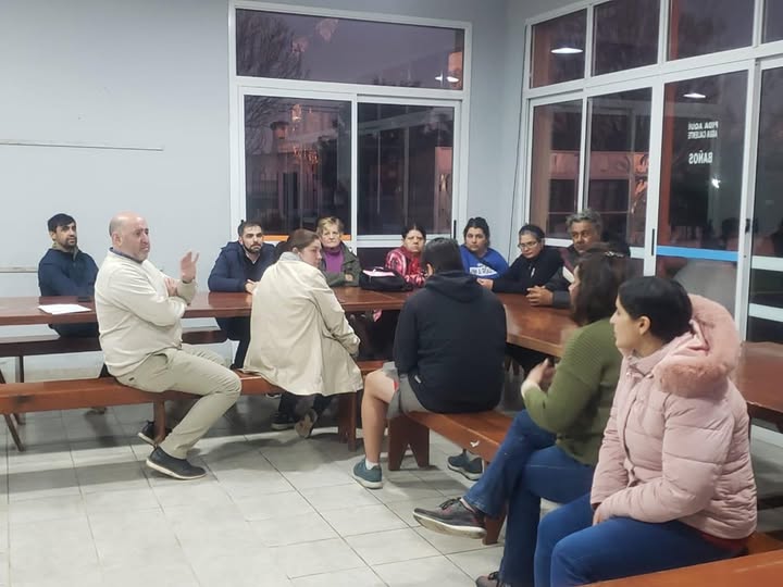 Mauricio Yona, se reunió con representantes de la Sociedades de Fomento «Las Palmeras» y «Alcira de la Peña»