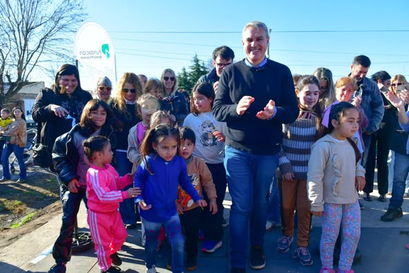 Golía inauguró plazoletas acompañado de la presidente de la fundación del Banco Provincia