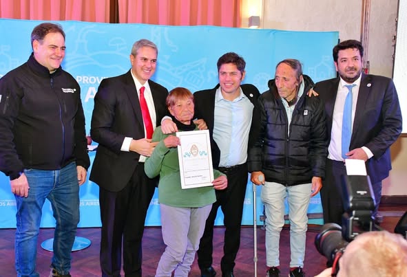 Golía y Kicillof inauguraron la Escuela de Artística, un Jardín Maternal, hicieron entrega de patrulleros, bicicletas y 172 escrituras