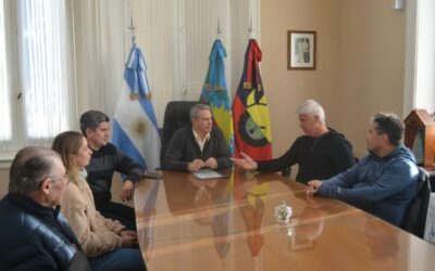 Golía entregó reconocimiento a la tenista Victoria Bosio y a su entrenador, el chacabuquense Federico Murray