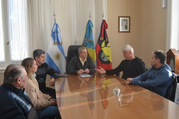Golía entregó reconocimiento a la tenista Victoria Bosio y a su entrenador, el chacabuquense Federico Murray