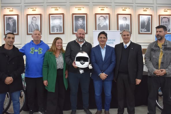 Golía junto al Ministro de Transporte: Entrega de cascos de motos, bicicletas y pase libre para personas con discapacidad