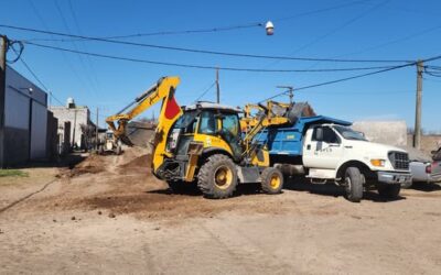 Se trabaja en el movimiento de suelo para comenzar a pavimentar la calle Juan Manuel de Rosas