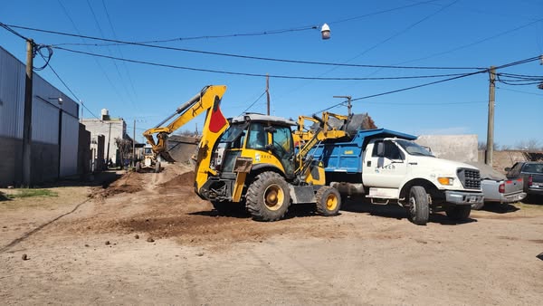 Se trabaja en el movimiento de suelo para comenzar a pavimentar la calle Juan Manuel de Rosas